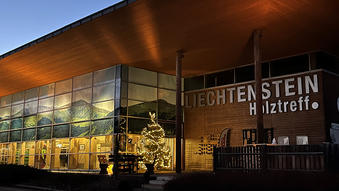Holztreff Liechtenstein mit Weihnachtsbaum