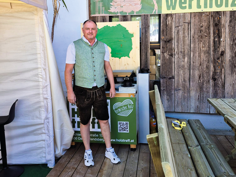 Verkaufsberater Werner Enzi von Liechtenstein Holztreff. im Rahmen der Gartenschau 2025.