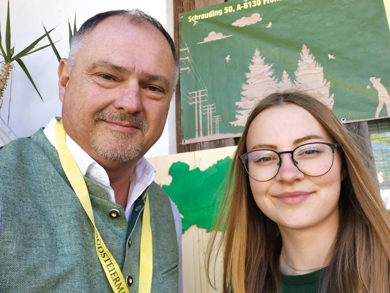 Werner Enzi und Shayenne Höhn im Rahmen der Betreuung der Gartenschau.