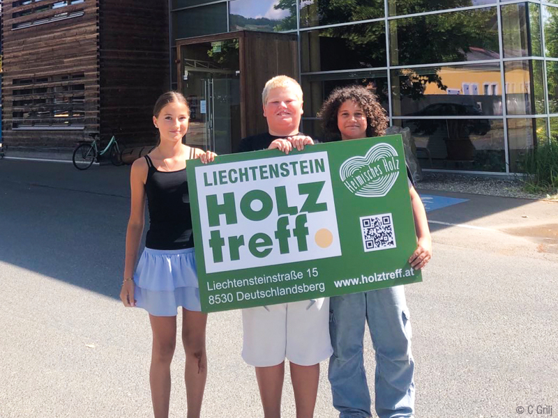 Schüler bedankten sich für das Holzsponsoring bei Liechtenstein Holztreff.