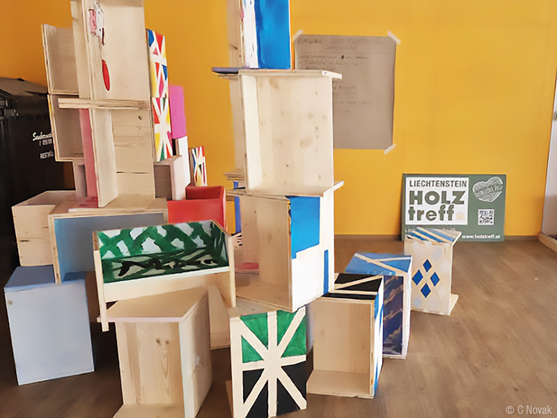 Die Hocker wurden aus Holz von Liechtenstein Holztreff. gemacht.
