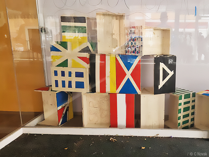 Die Hocker sind im Schaufenster des leerstehenden Pieber-Hauses am Hauptplatz in Deutschlandsberg zu besichtigen.