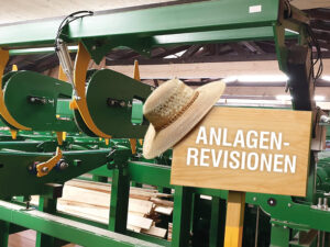 Schild zeigt Revisionsarbeiten im Säge- und Hobelwerk