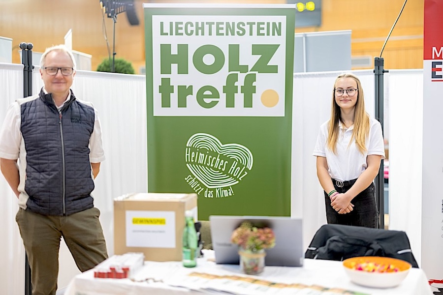 Dengg und Höhn betreuten den Stand auf der Bildungsmesse Deutschlandsberg.